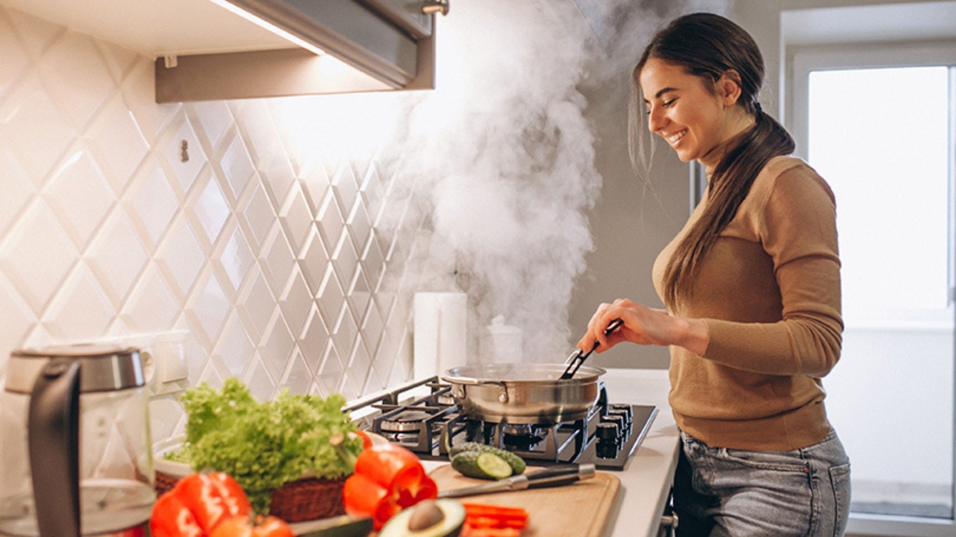 Cliente satisfeita cozinhando com gás Ultragás em sua cozinha